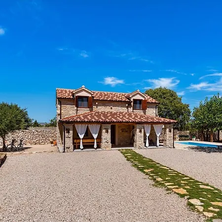 Tatil Evi Poolincluded Malou